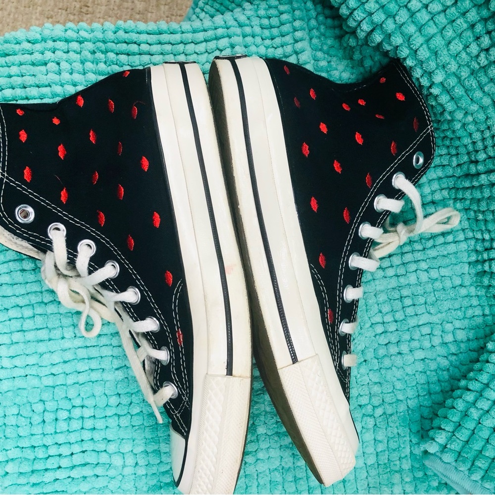 Converse Black High-Top Sneakers with Red Heart Dots. So cute! Women’s size 9.5 - Picture 3 of 7